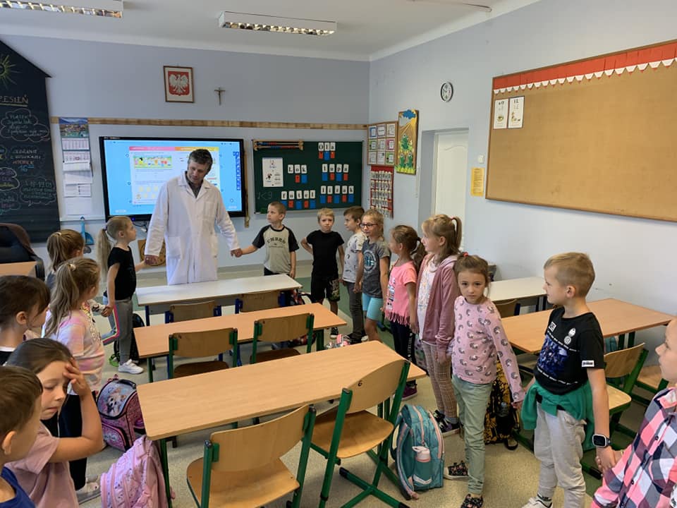 Zajęcia Z prądem nie ma żartów w Szkole Podstawowej nr 4 [ZDJĘCIA] - zdjęcie #10 - eOstroleka.pl