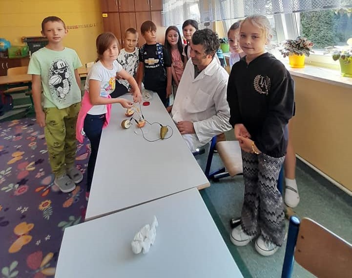 Zajęcia Z prądem nie ma żartów w Szkole Podstawowej nr 4 [ZDJĘCIA] - zdjęcie #9 - eOstroleka.pl