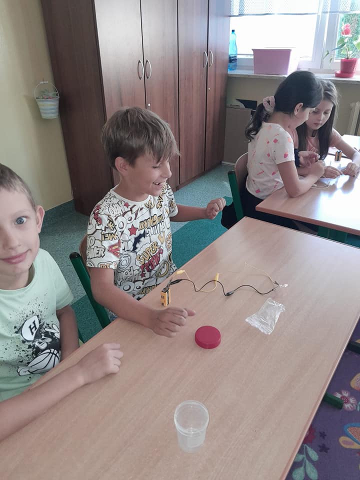 Zajęcia Z prądem nie ma żartów w Szkole Podstawowej nr 4 [ZDJĘCIA] - zdjęcie #8 - eOstroleka.pl
