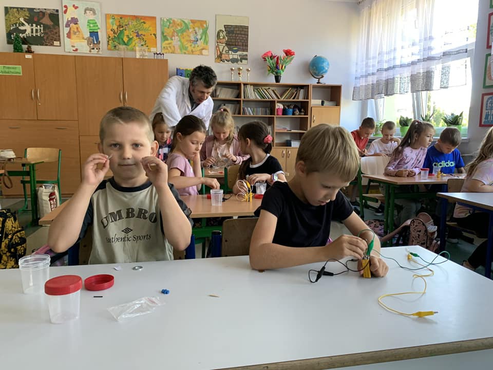Zajęcia Z prądem nie ma żartów w Szkole Podstawowej nr 4 [ZDJĘCIA] - zdjęcie #7 - eOstroleka.pl