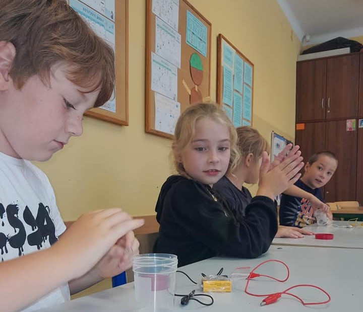 Zajęcia Z prądem nie ma żartów w Szkole Podstawowej nr 4 [ZDJĘCIA] - zdjęcie #6 - eOstroleka.pl