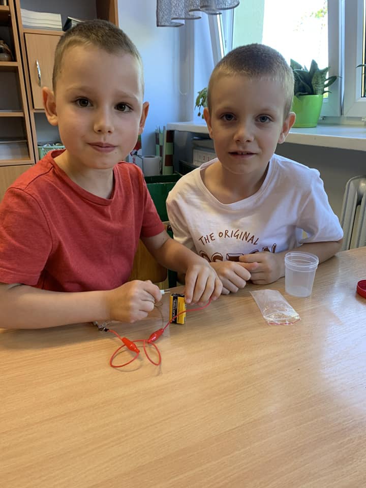 Zajęcia Z prądem nie ma żartów w Szkole Podstawowej nr 4 [ZDJĘCIA] - zdjęcie #4 - eOstroleka.pl