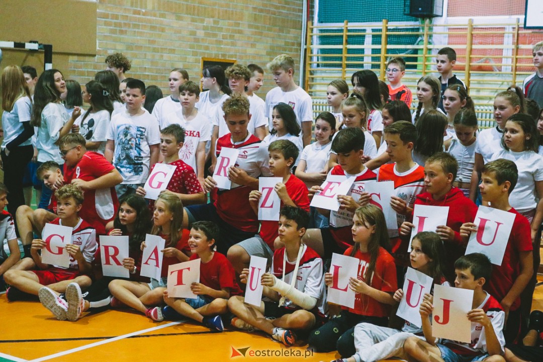 Uczniowie SP 5 gratulują Grzegorzowi Łomaczowi [18.09.2023] - zdjęcie #3 - eOstroleka.pl