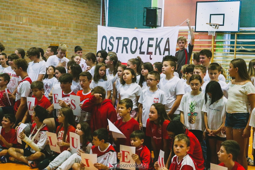 Uczniowie SP 5 gratulują Grzegorzowi Łomaczowi [18.09.2023] - zdjęcie #7 - eOstroleka.pl