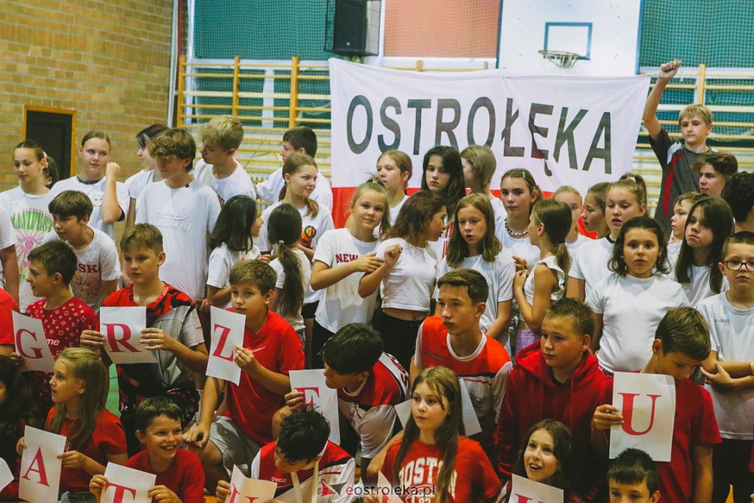 Uczniowie SP 5 gratulują Grzegorzowi Łomaczowi [18.09.2023] - zdjęcie #10 - eOstroleka.pl