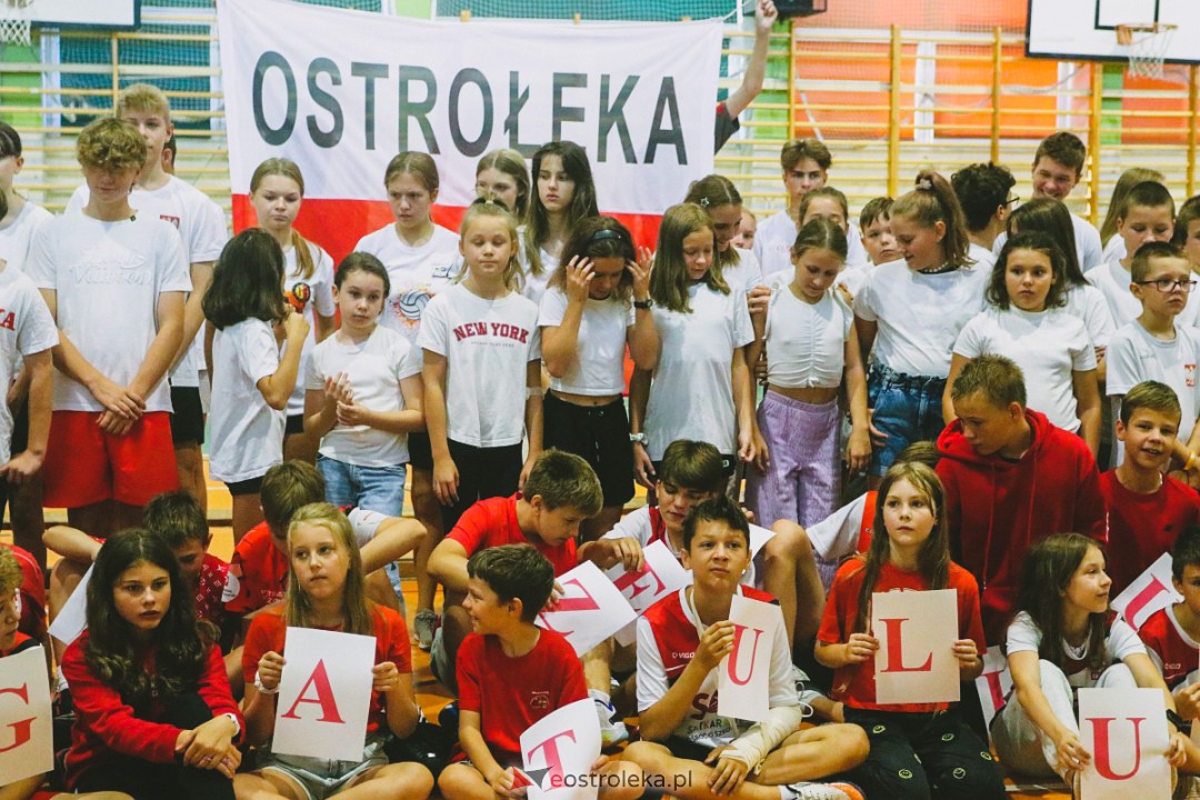 Uczniowie SP 5 gratulują Grzegorzowi Łomaczowi [18.09.2023] - zdjęcie #11 - eOstroleka.pl