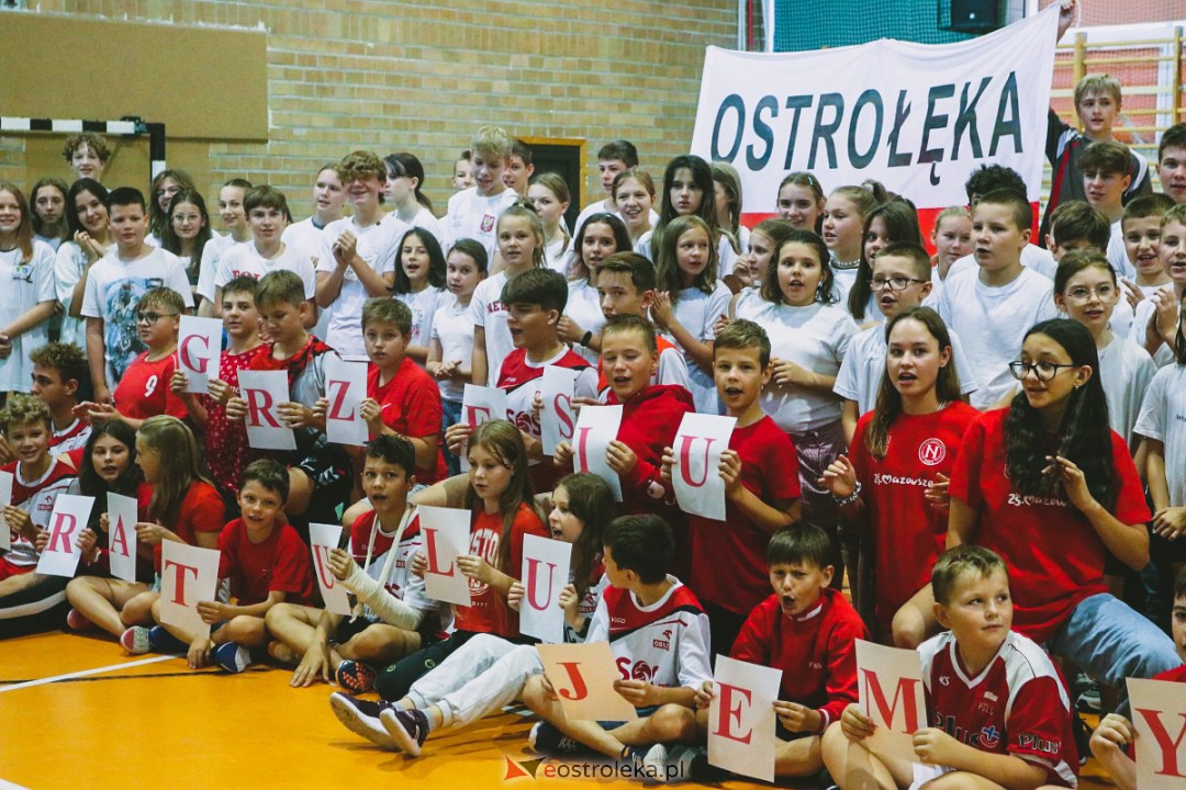 Uczniowie SP 5 gratulują Grzegorzowi Łomaczowi [18.09.2023] - zdjęcie #13 - eOstroleka.pl