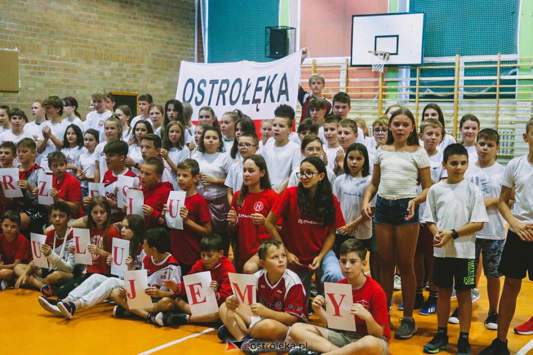 Uczniowie SP 5 gratulują Grzegorzowi Łomaczowi [18.09.2023] - zdjęcie #14 - eOstroleka.pl