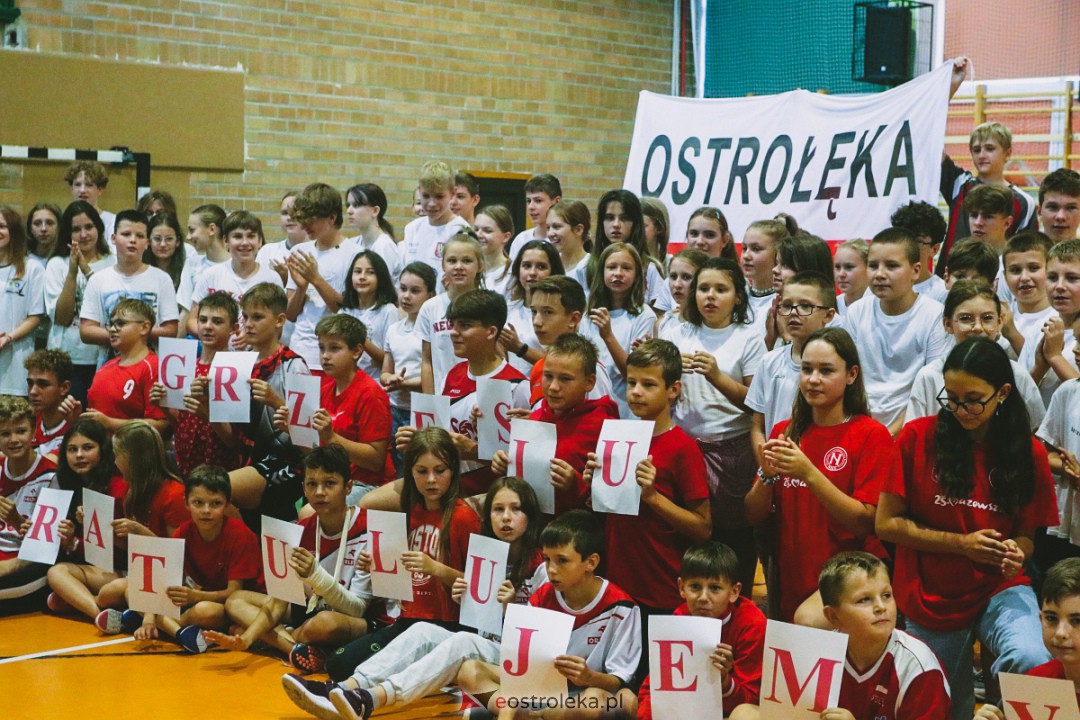 Uczniowie SP 5 gratulują Grzegorzowi Łomaczowi [18.09.2023] - zdjęcie #15 - eOstroleka.pl