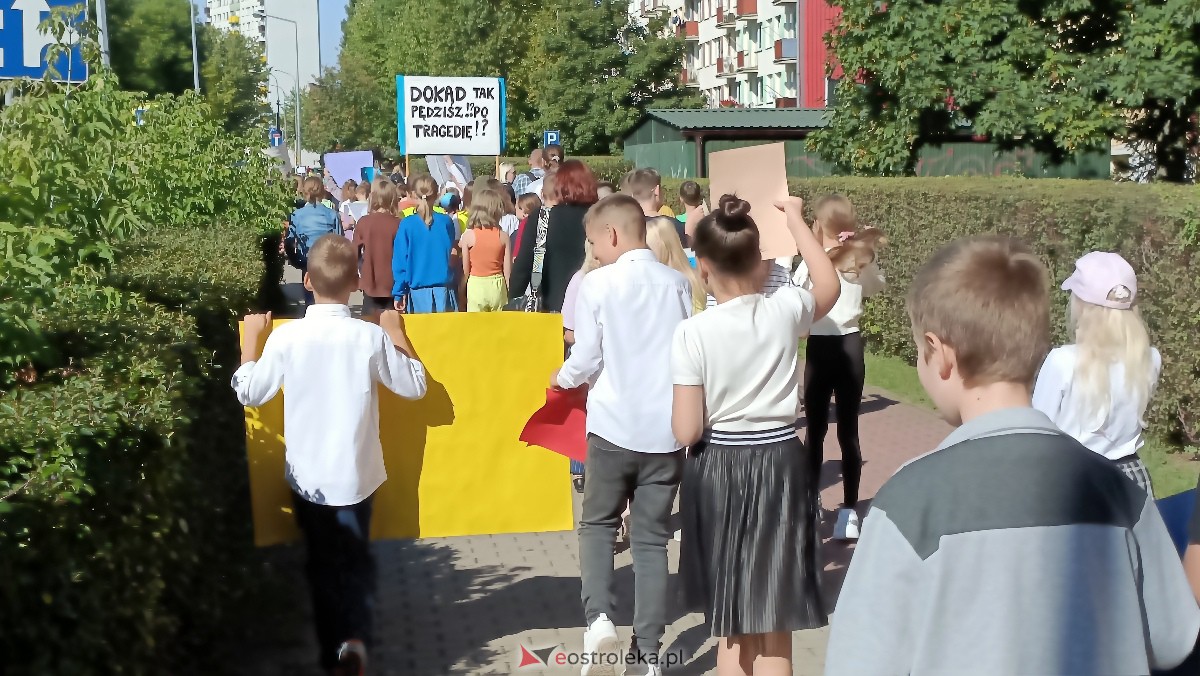Uliczna manifestacja uczniów ze Szkoły Podstawowej nr 5 w Ostrołęce [20.09.2023] - zdjęcie #75 - eOstroleka.pl
