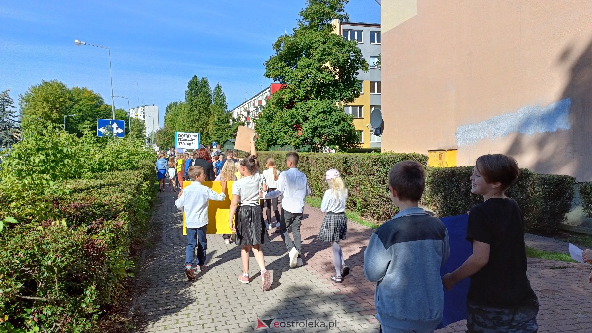 Uliczna manifestacja uczniów ze Szkoły Podstawowej nr 5 w Ostrołęce [20.09.2023] - zdjęcie #74 - eOstroleka.pl
