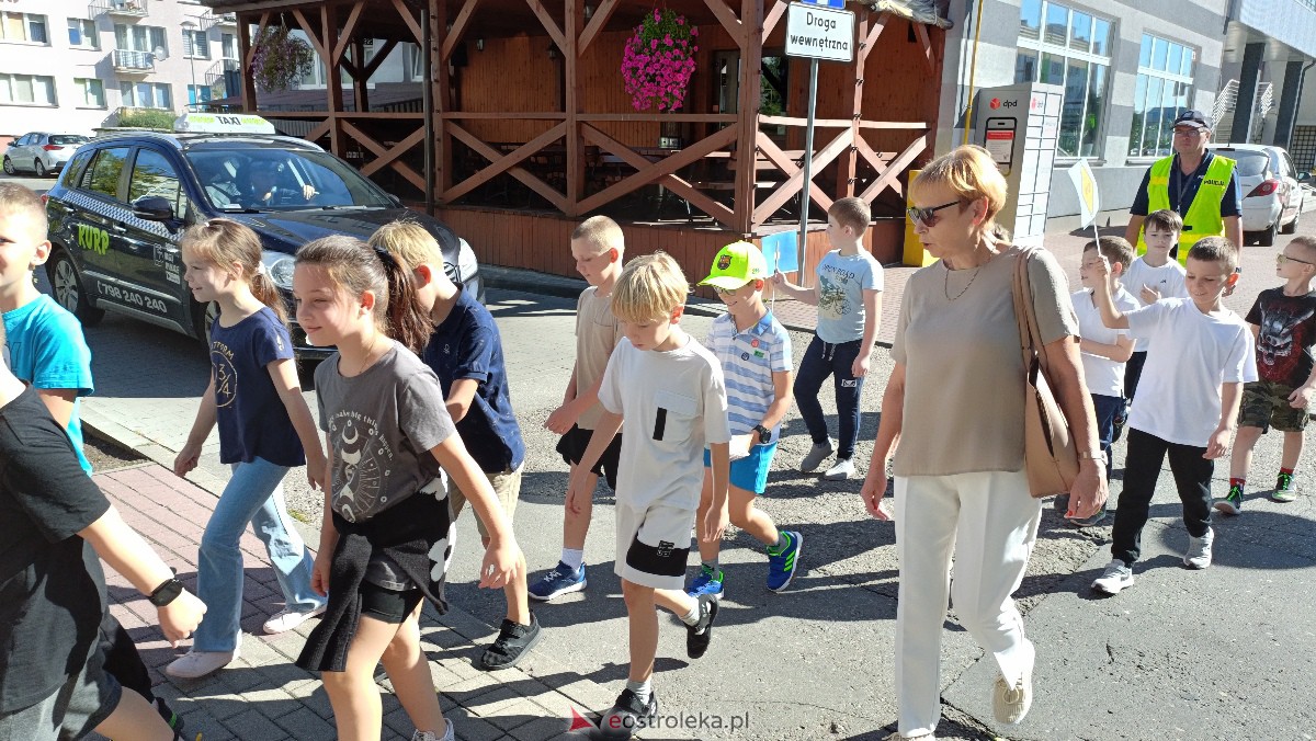 Uliczna manifestacja uczniów ze Szkoły Podstawowej nr 5 w Ostrołęce [20.09.2023] - zdjęcie #73 - eOstroleka.pl