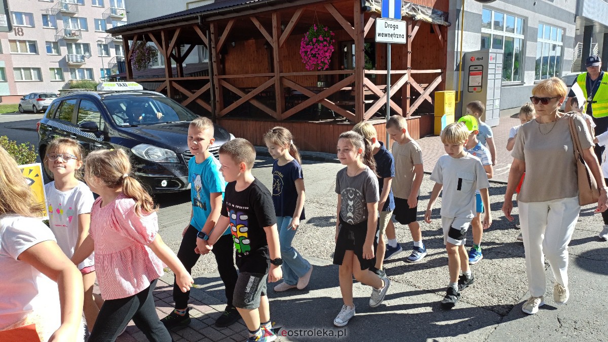 Uliczna manifestacja uczniów ze Szkoły Podstawowej nr 5 w Ostrołęce [20.09.2023] - zdjęcie #72 - eOstroleka.pl