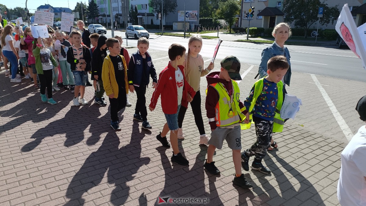 Uliczna manifestacja uczniów ze Szkoły Podstawowej nr 5 w Ostrołęce [20.09.2023] - zdjęcie #71 - eOstroleka.pl