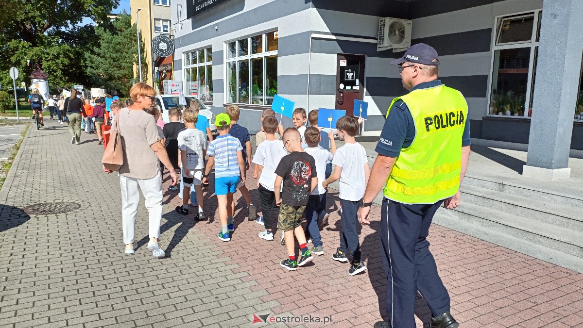 Uliczna manifestacja uczniów ze Szkoły Podstawowej nr 5 w Ostrołęce [20.09.2023] - zdjęcie #70 - eOstroleka.pl