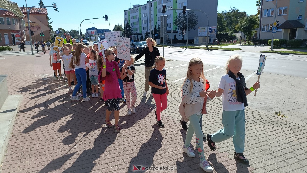 Uliczna manifestacja uczniów ze Szkoły Podstawowej nr 5 w Ostrołęce [20.09.2023] - zdjęcie #69 - eOstroleka.pl