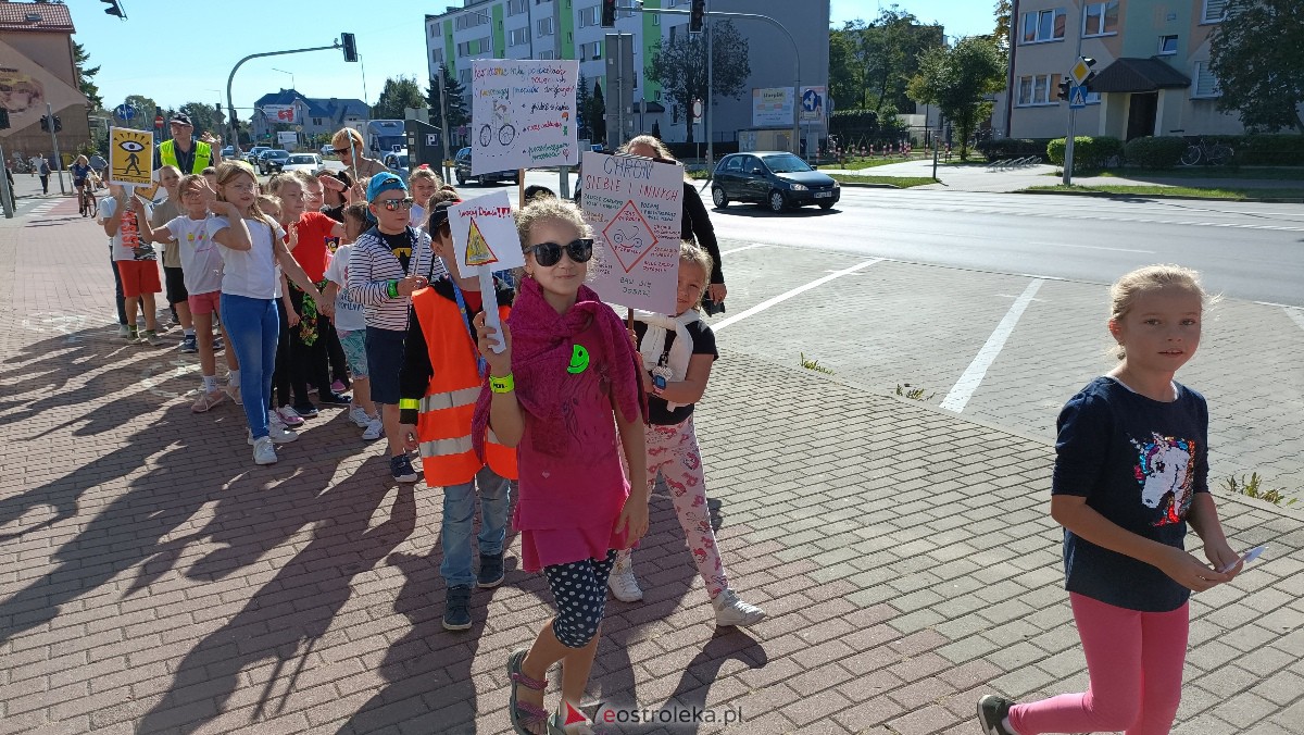 Uliczna manifestacja uczniów ze Szkoły Podstawowej nr 5 w Ostrołęce [20.09.2023] - zdjęcie #68 - eOstroleka.pl