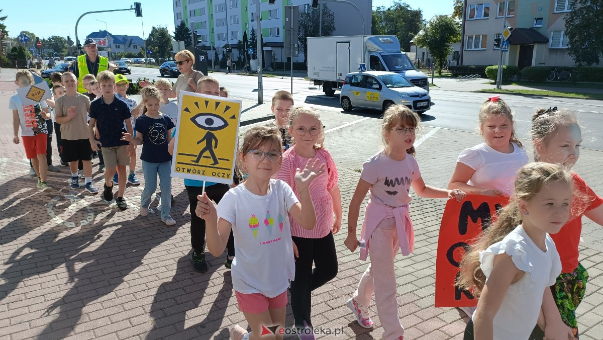 Uliczna manifestacja uczniów ze Szkoły Podstawowej nr 5 w Ostrołęce [20.09.2023] - zdjęcie #67 - eOstroleka.pl