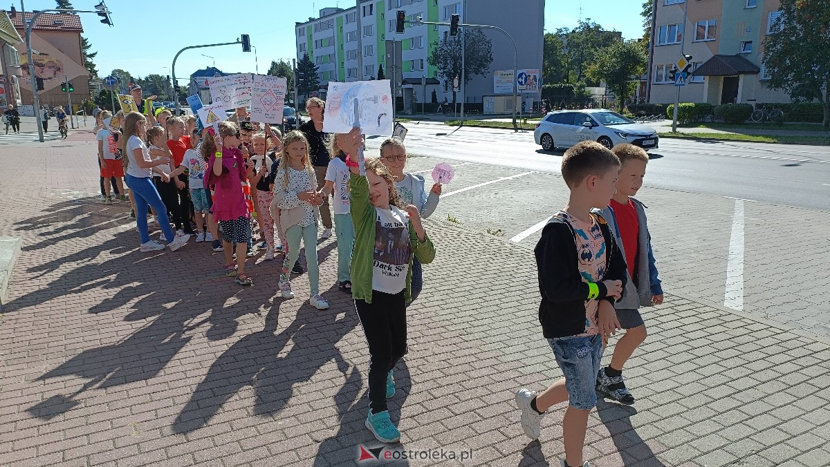 Uliczna manifestacja uczniów ze Szkoły Podstawowej nr 5 w Ostrołęce [20.09.2023] - zdjęcie #64 - eOstroleka.pl