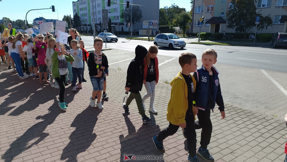 Uliczna manifestacja uczniów ze Szkoły Podstawowej nr 5 w Ostrołęce [20.09.2023] - zdjęcie #63 - eOstroleka.pl