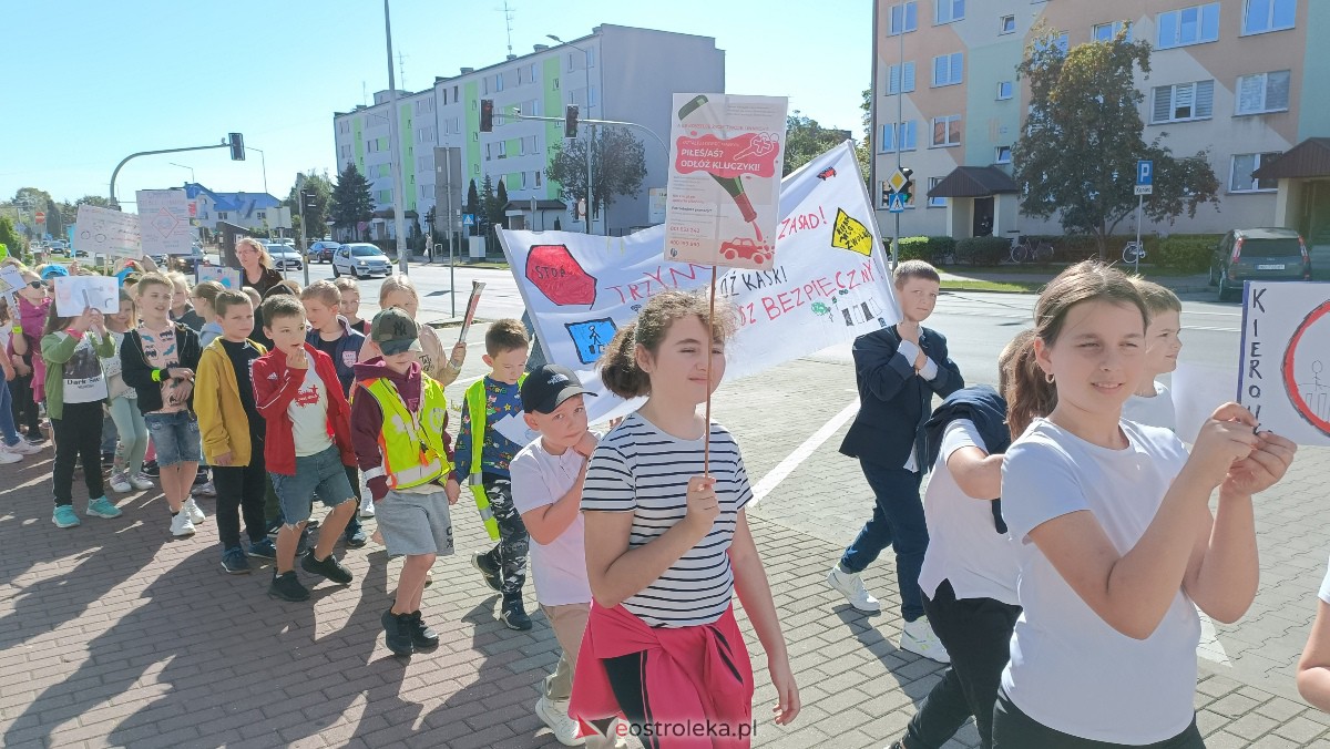 Uliczna manifestacja uczniów ze Szkoły Podstawowej nr 5 w Ostrołęce [20.09.2023] - zdjęcie #62 - eOstroleka.pl