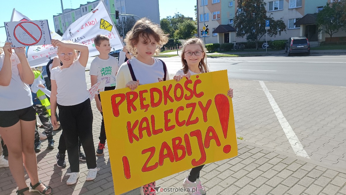 Uliczna manifestacja uczniów ze Szkoły Podstawowej nr 5 w Ostrołęce [20.09.2023] - zdjęcie #61 - eOstroleka.pl