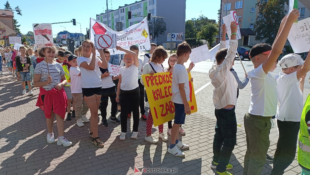 Uliczna manifestacja uczniów ze Szkoły Podstawowej nr 5 w Ostrołęce [20.09.2023] - zdjęcie #60 - eOstroleka.pl