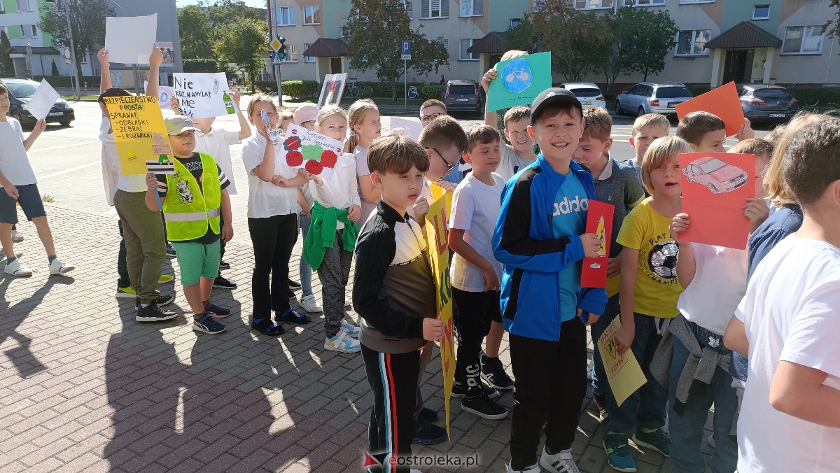 Uliczna manifestacja uczniów ze Szkoły Podstawowej nr 5 w Ostrołęce [20.09.2023] - zdjęcie #59 - eOstroleka.pl