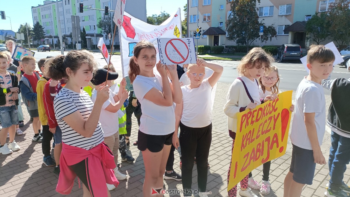 Uliczna manifestacja uczniów ze Szkoły Podstawowej nr 5 w Ostrołęce [20.09.2023] - zdjęcie #58 - eOstroleka.pl