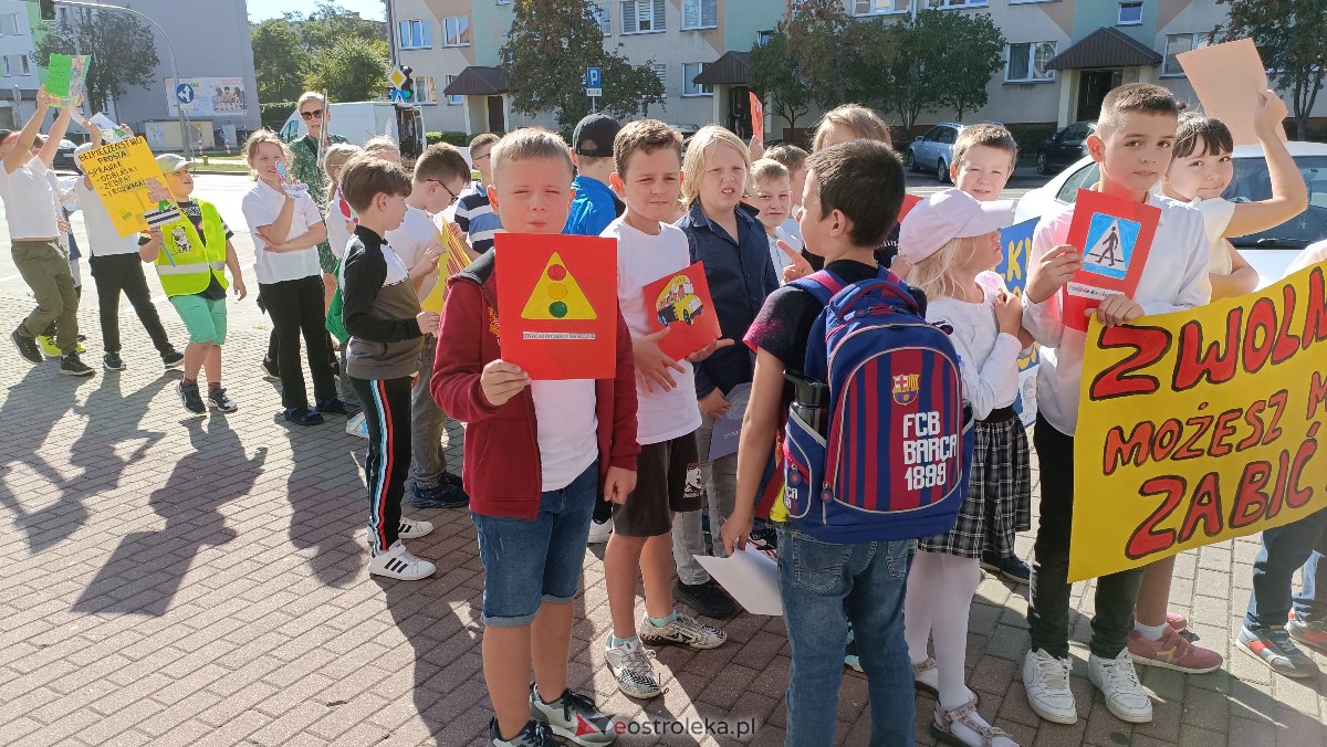 Uliczna manifestacja uczniów ze Szkoły Podstawowej nr 5 w Ostrołęce [20.09.2023] - zdjęcie #57 - eOstroleka.pl