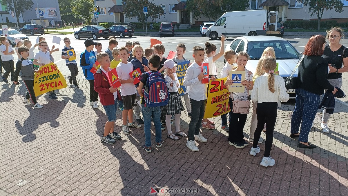 Uliczna manifestacja uczniów ze Szkoły Podstawowej nr 5 w Ostrołęce [20.09.2023] - zdjęcie #56 - eOstroleka.pl
