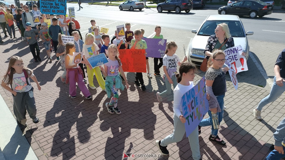 Uliczna manifestacja uczniów ze Szkoły Podstawowej nr 5 w Ostrołęce [20.09.2023] - zdjęcie #55 - eOstroleka.pl