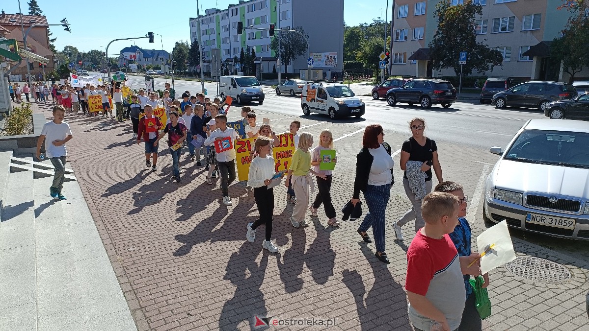 Uliczna manifestacja uczniów ze Szkoły Podstawowej nr 5 w Ostrołęce [20.09.2023] - zdjęcie #54 - eOstroleka.pl