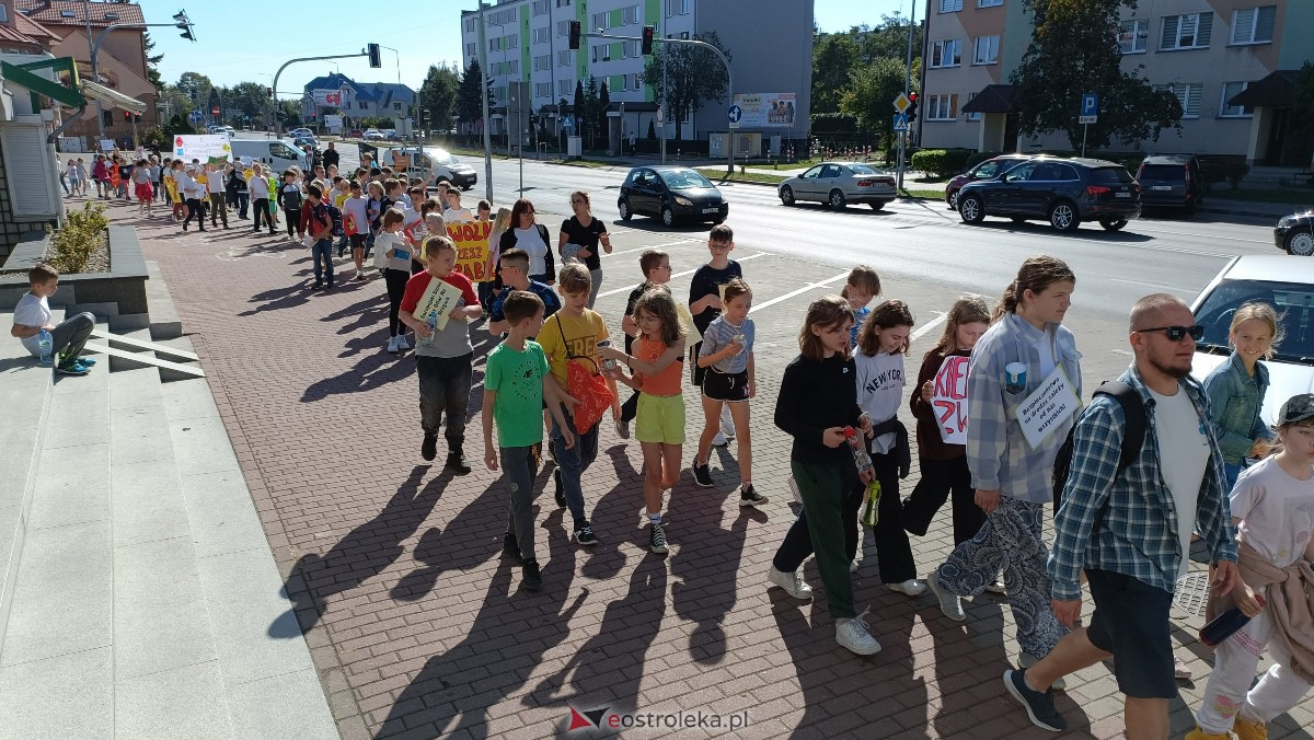Uliczna manifestacja uczniów ze Szkoły Podstawowej nr 5 w Ostrołęce [20.09.2023] - zdjęcie #53 - eOstroleka.pl