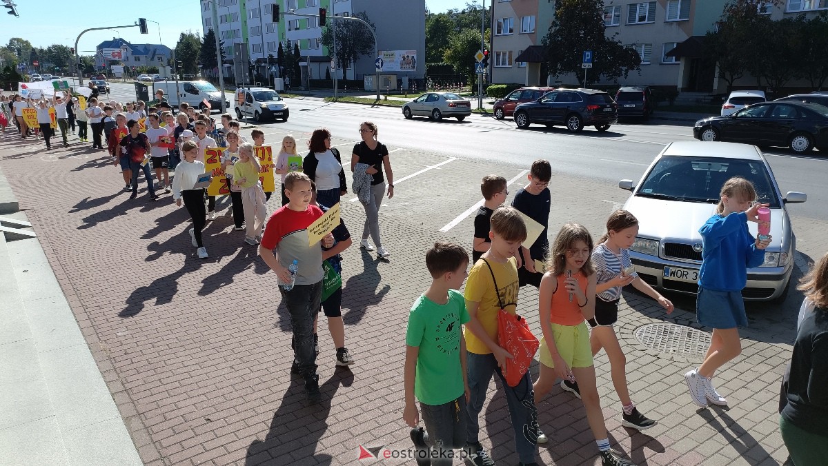 Uliczna manifestacja uczniów ze Szkoły Podstawowej nr 5 w Ostrołęce [20.09.2023] - zdjęcie #52 - eOstroleka.pl