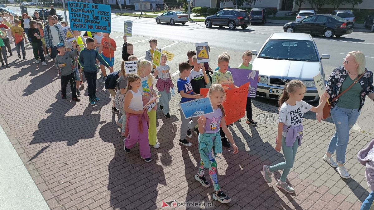 Uliczna manifestacja uczniów ze Szkoły Podstawowej nr 5 w Ostrołęce [20.09.2023] - zdjęcie #51 - eOstroleka.pl