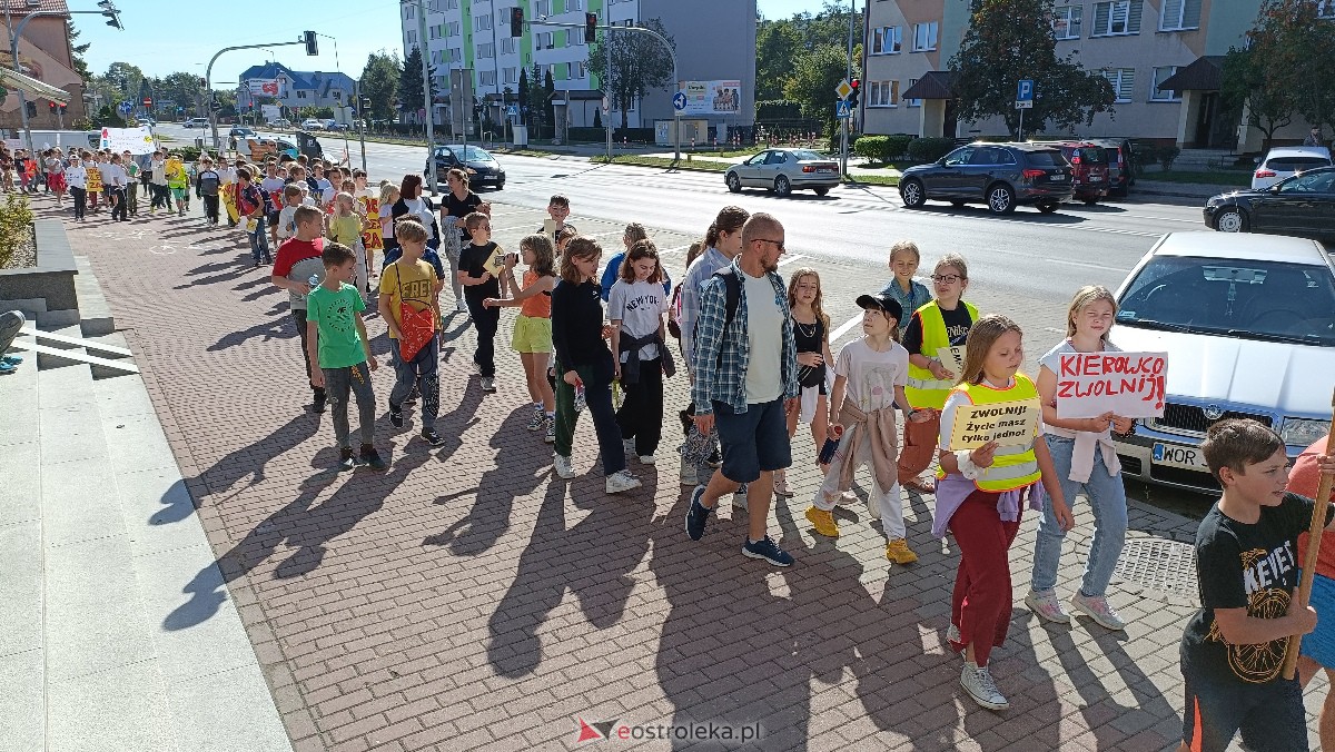Uliczna manifestacja uczniów ze Szkoły Podstawowej nr 5 w Ostrołęce [20.09.2023] - zdjęcie #50 - eOstroleka.pl