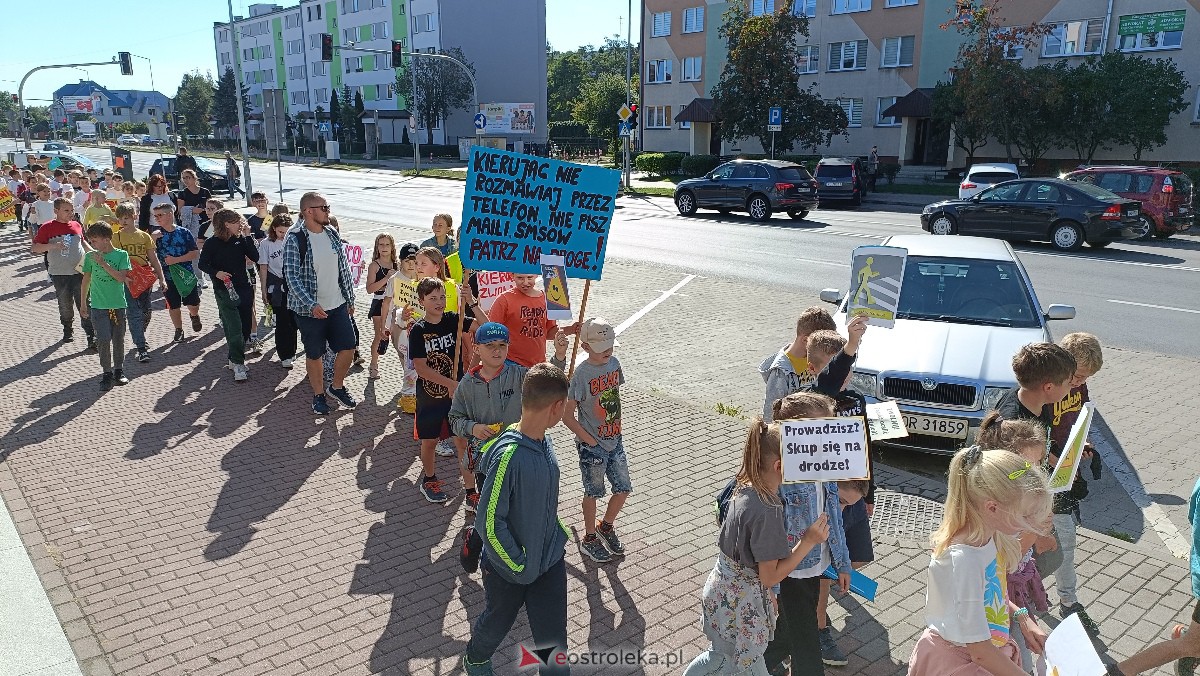 Uliczna manifestacja uczniów ze Szkoły Podstawowej nr 5 w Ostrołęce [20.09.2023] - zdjęcie #49 - eOstroleka.pl
