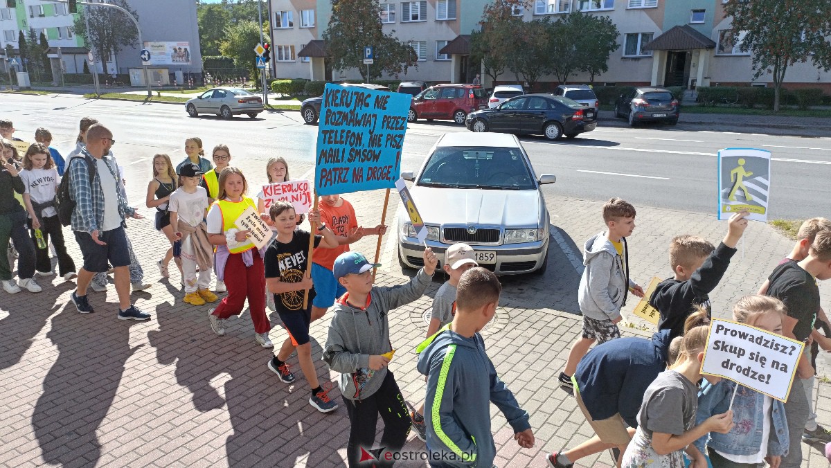 Uliczna manifestacja uczniów ze Szkoły Podstawowej nr 5 w Ostrołęce [20.09.2023] - zdjęcie #48 - eOstroleka.pl