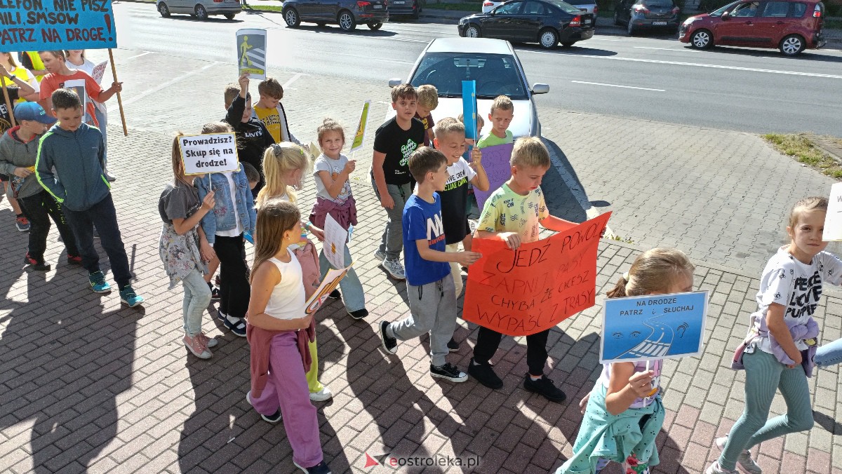 Uliczna manifestacja uczniów ze Szkoły Podstawowej nr 5 w Ostrołęce [20.09.2023] - zdjęcie #47 - eOstroleka.pl