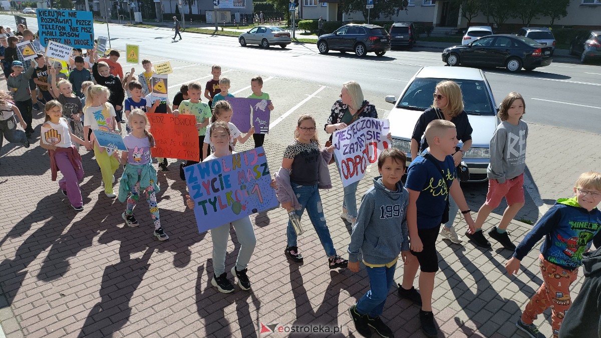 Uliczna manifestacja uczniów ze Szkoły Podstawowej nr 5 w Ostrołęce [20.09.2023] - zdjęcie #46 - eOstroleka.pl