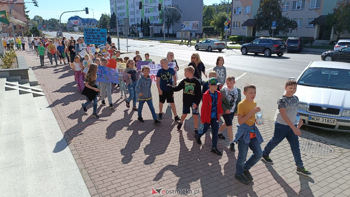 Uliczna manifestacja uczniów ze Szkoły Podstawowej nr 5 w Ostrołęce [20.09.2023] - zdjęcie #45 - eOstroleka.pl
