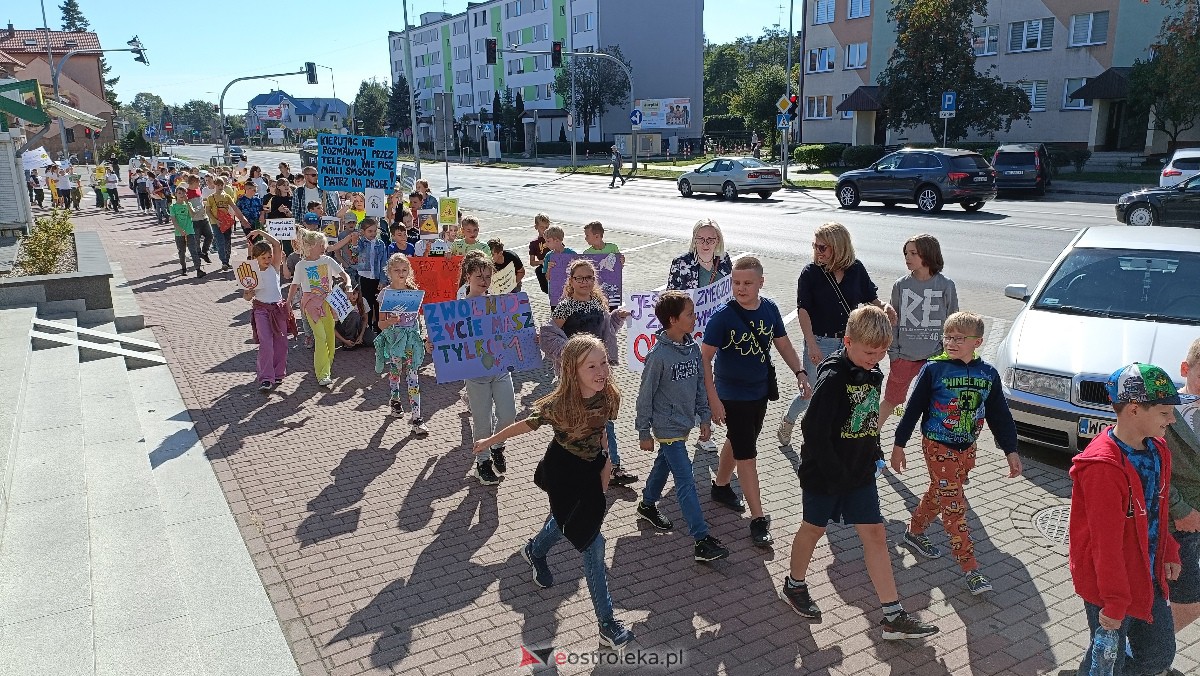 Uliczna manifestacja uczniów ze Szkoły Podstawowej nr 5 w Ostrołęce [20.09.2023] - zdjęcie #44 - eOstroleka.pl