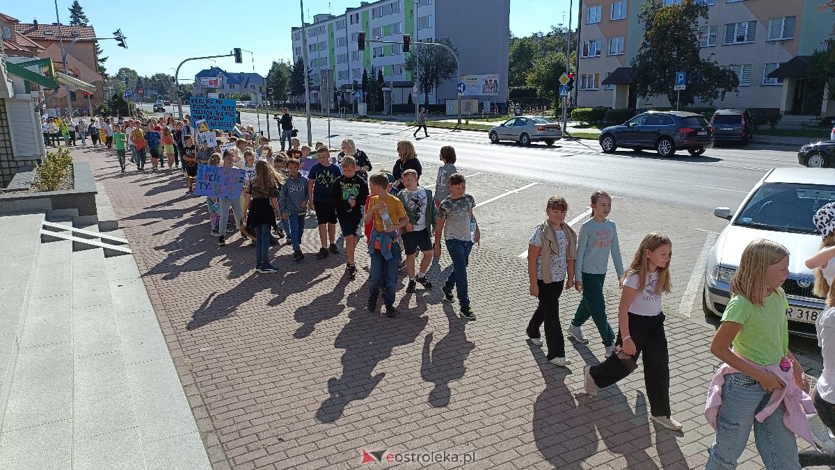 Uliczna manifestacja uczniów ze Szkoły Podstawowej nr 5 w Ostrołęce [20.09.2023] - zdjęcie #43 - eOstroleka.pl