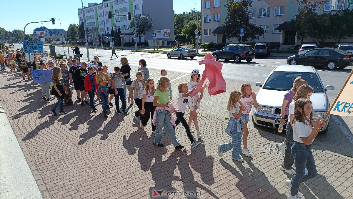 Uliczna manifestacja uczniów ze Szkoły Podstawowej nr 5 w Ostrołęce [20.09.2023] - zdjęcie #42 - eOstroleka.pl