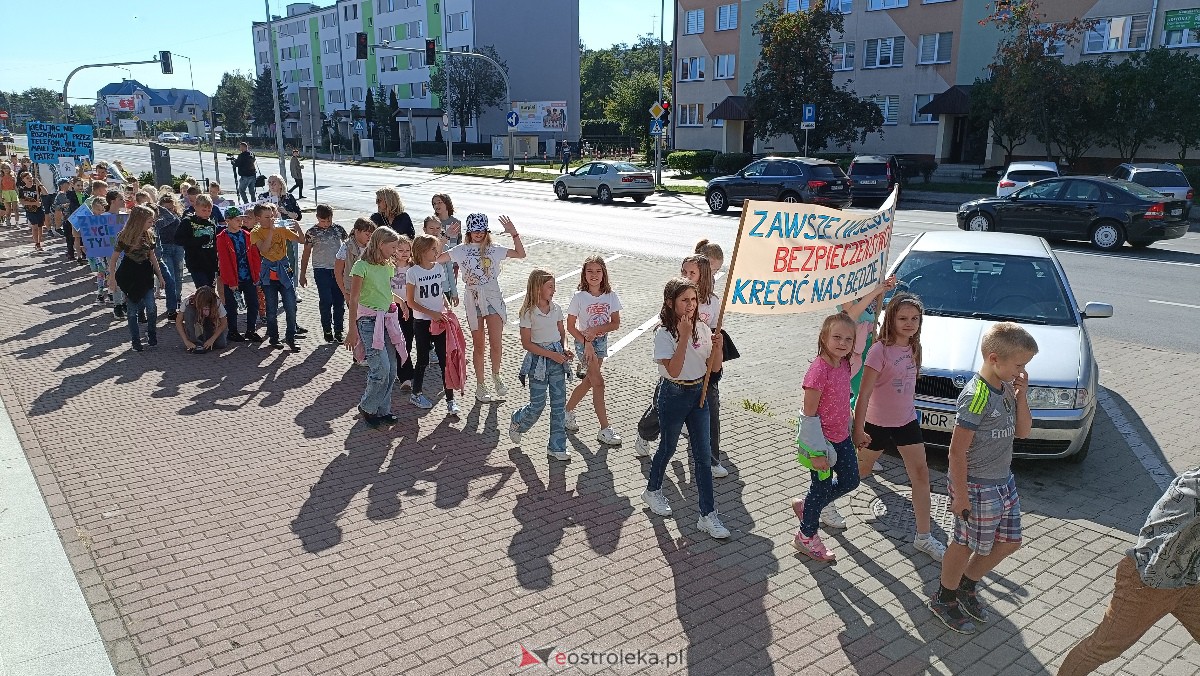 Uliczna manifestacja uczniów ze Szkoły Podstawowej nr 5 w Ostrołęce [20.09.2023] - zdjęcie #41 - eOstroleka.pl