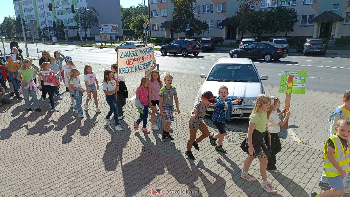 Uliczna manifestacja uczniów ze Szkoły Podstawowej nr 5 w Ostrołęce [20.09.2023] - zdjęcie #40 - eOstroleka.pl