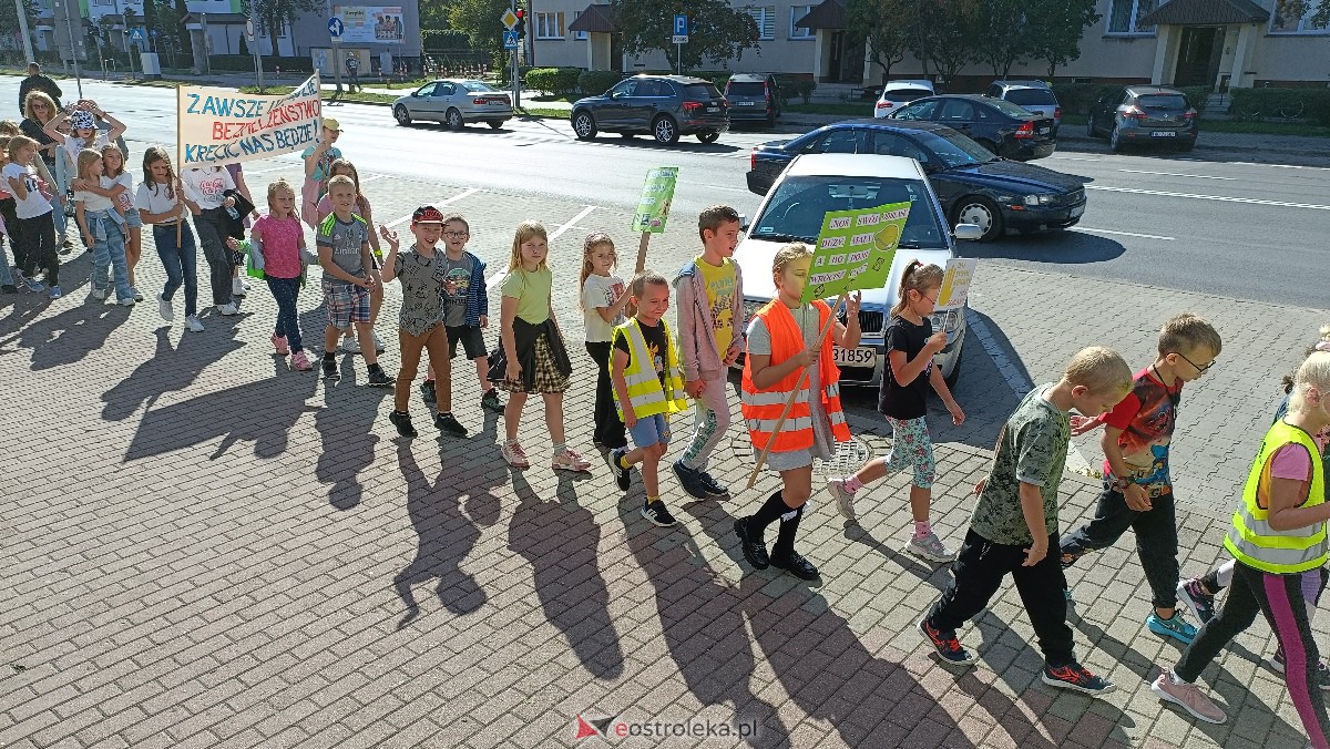 Uliczna manifestacja uczniów ze Szkoły Podstawowej nr 5 w Ostrołęce [20.09.2023] - zdjęcie #39 - eOstroleka.pl