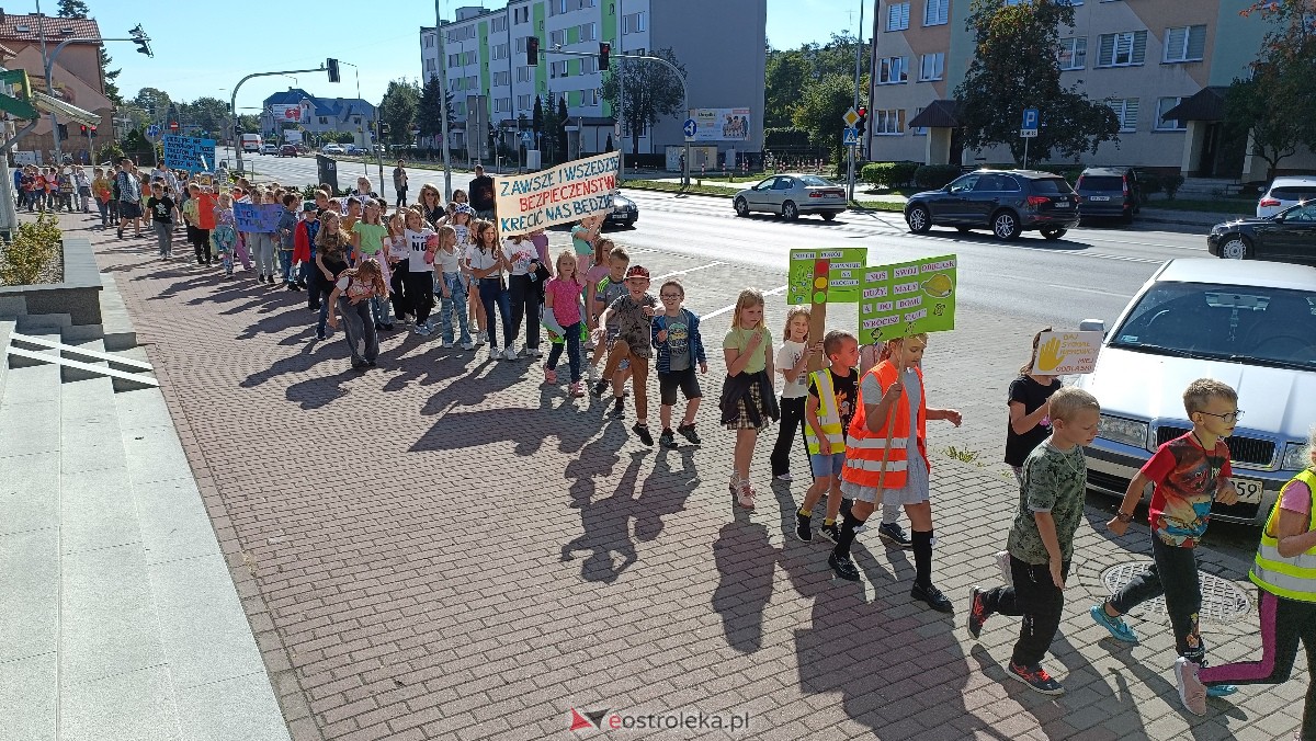 Uliczna manifestacja uczniów ze Szkoły Podstawowej nr 5 w Ostrołęce [20.09.2023] - zdjęcie #38 - eOstroleka.pl