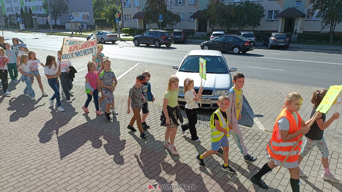Uliczna manifestacja uczniów ze Szkoły Podstawowej nr 5 w Ostrołęce [20.09.2023] - zdjęcie #37 - eOstroleka.pl